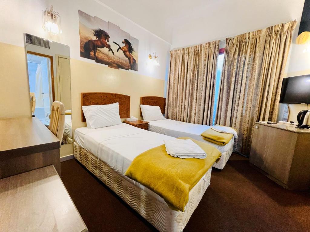 Queens Hotel Next Sabkha Bus Station - Resim 21