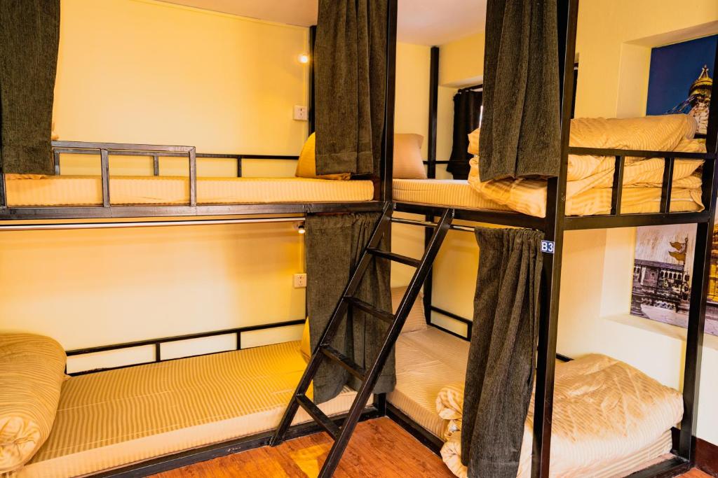 Palanda nebo palandy na pokoji v ubytování Kwabahal Garden Hostel