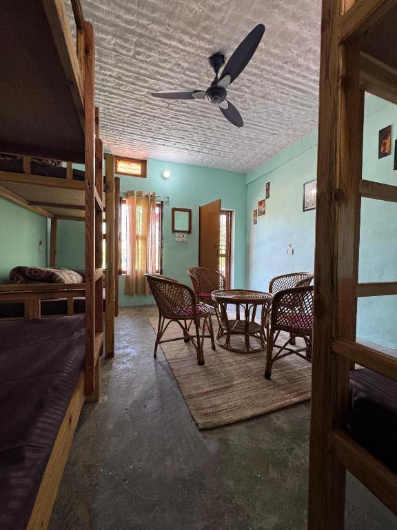 Postel nebo postele na pokoji v ubytování Far Out Stay & Cafe