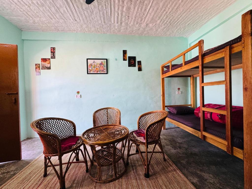 Postel nebo postele na pokoji v ubytování Far Out Stay & Cafe