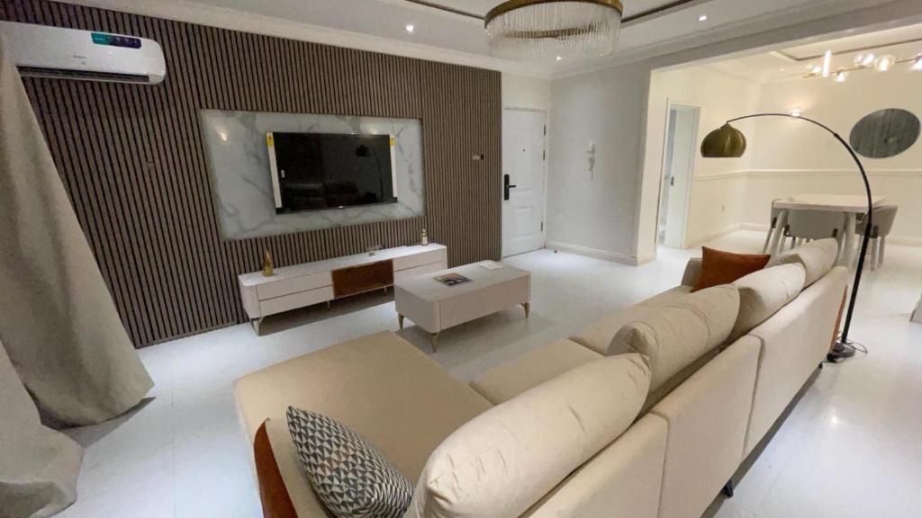 TV a/nebo společenská místnost v ubytování Grandwest Apartment Ajah