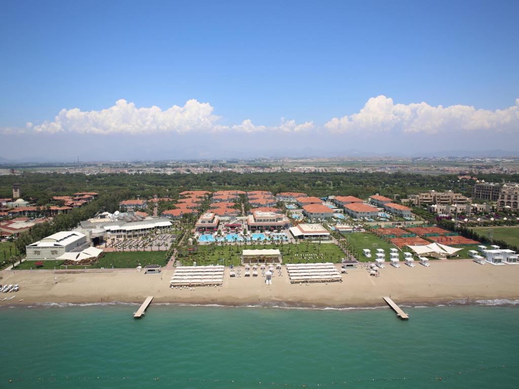 een luchtzicht op een strand met een resort bij Gural Premier Belek in Belek