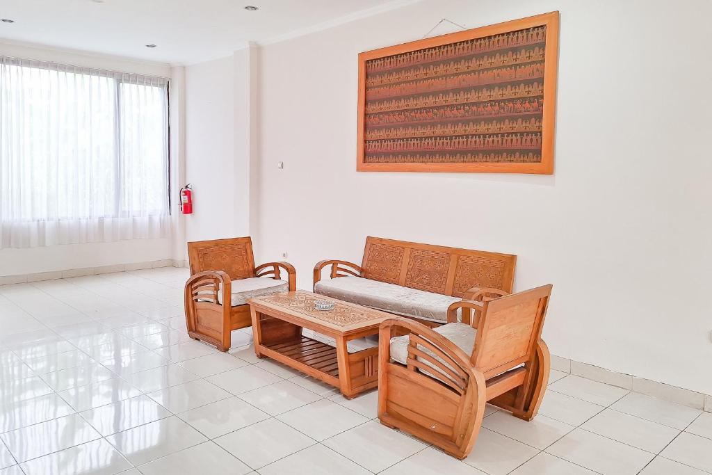 Posezení v ubytování Urbanview Hotel Tridaya Cisarua Puncak