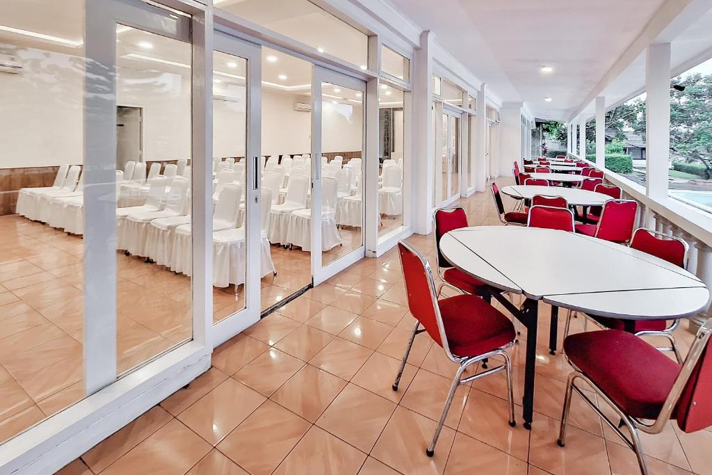 Restaurace v ubytování Urbanview Hotel Tridaya Cisarua Puncak