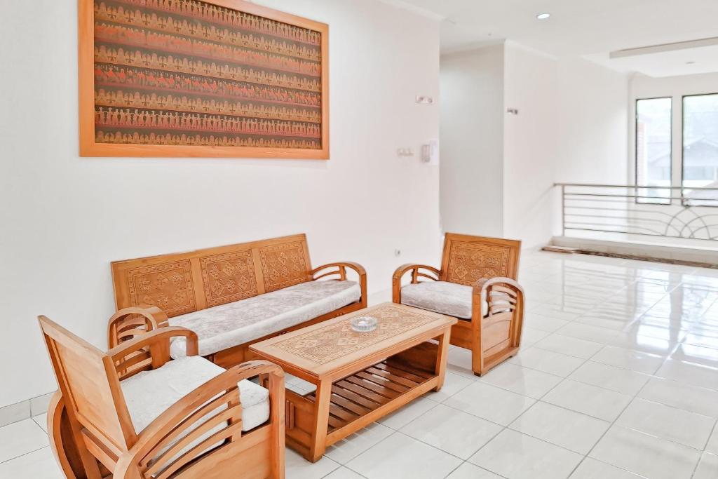 Posezení v ubytování Urbanview Hotel Tridaya Cisarua Puncak
