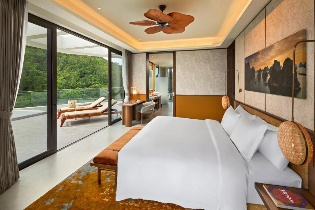 Postel nebo postele na pokoji v ubytování Angsana Quan Lan, Ha Long Bay
