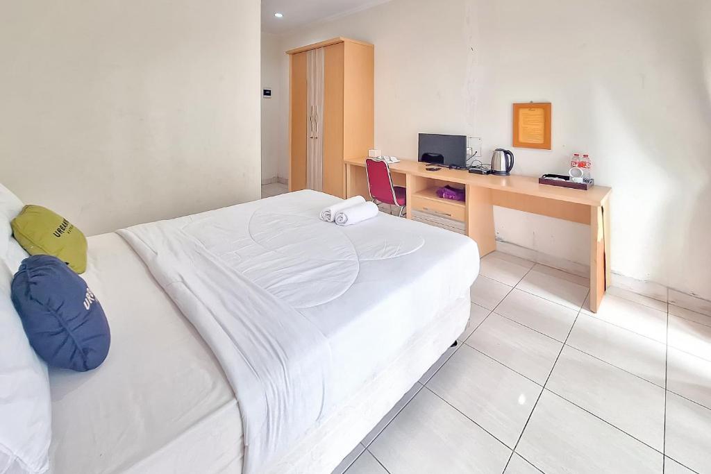 Postel nebo postele na pokoji v ubytování Urbanview Hotel Tridaya Cisarua Puncak