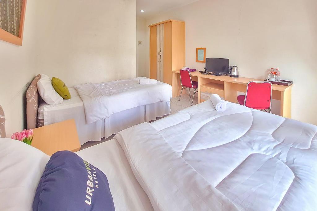 Postel nebo postele na pokoji v ubytování Urbanview Hotel Tridaya Cisarua Puncak