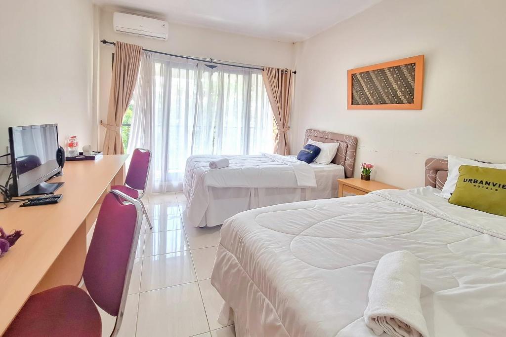 TV a/nebo společenská místnost v ubytování Urbanview Hotel Tridaya Cisarua Puncak