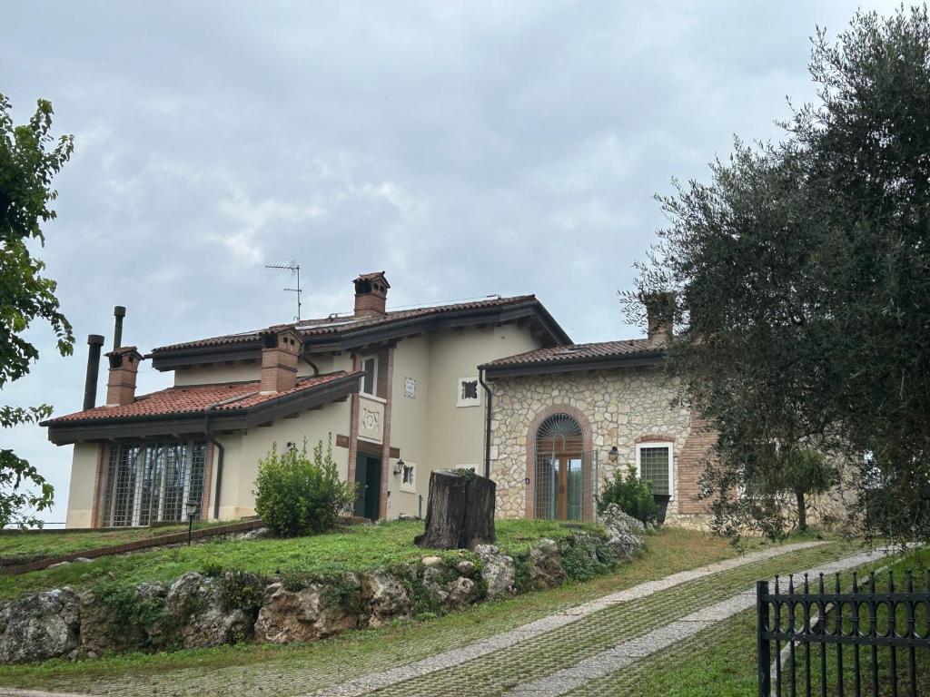 a house on a hill with a stone driveway at Locazione turistica Casa Delle Ceramiche in Brendola