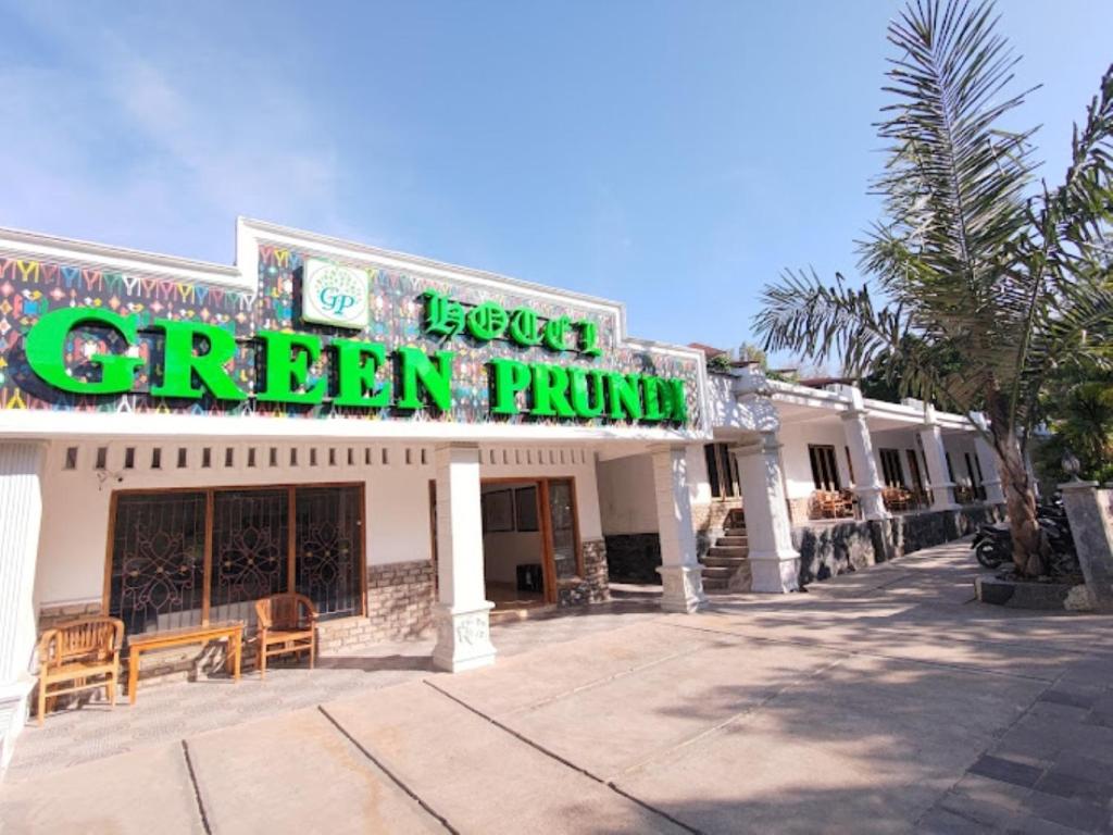 a building with a sign that reads green trump at Hotel Green Prundi in Labuan Bajo