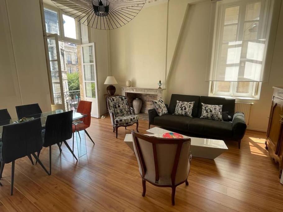 un salon avec un canapé et une table dans l'établissement Magnifique Appartement Bordeaux centre historique, à Bordeaux
