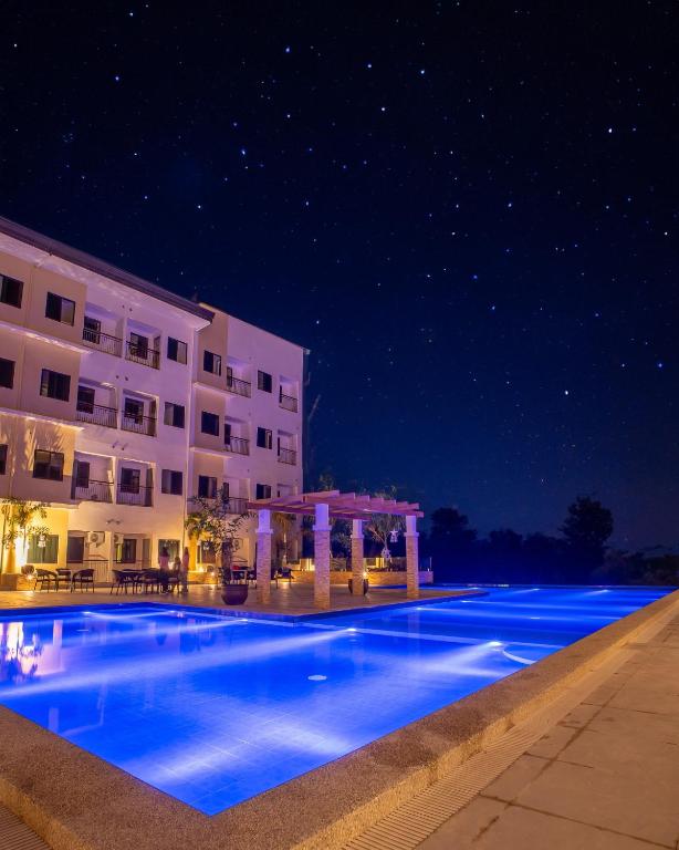 Bazén v ubytování Panglao Vista Suites by SMS Hospitality nebo v jeho okolí