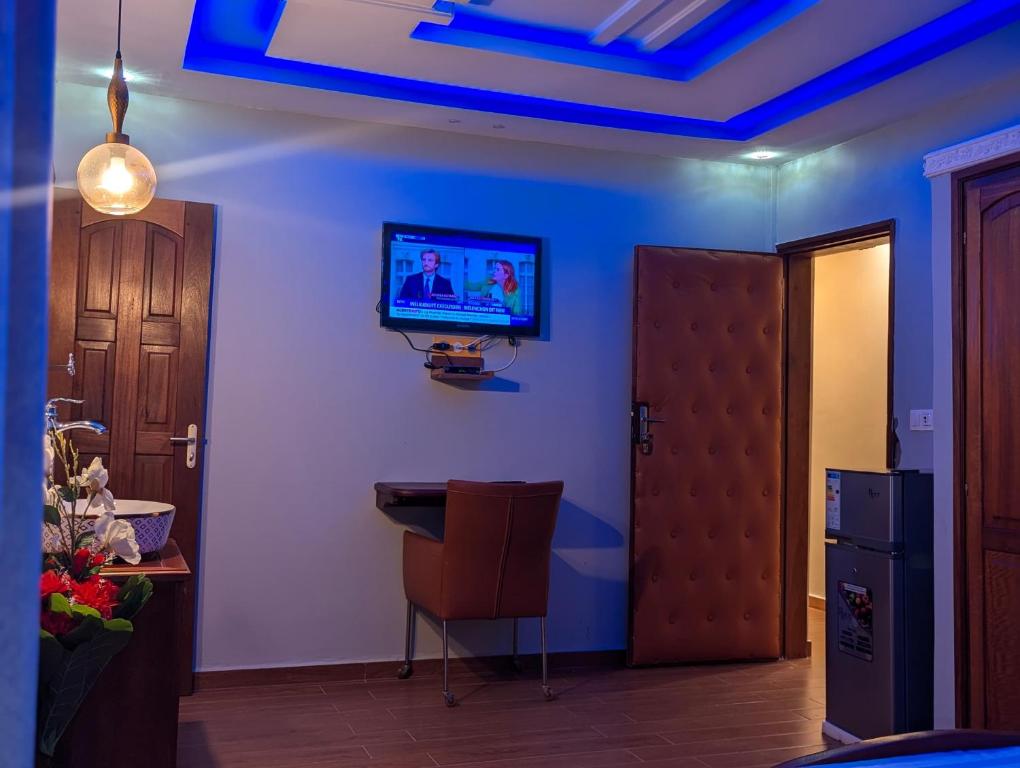 TV a/nebo společenská místnost v ubytování hôtel le CALOMA