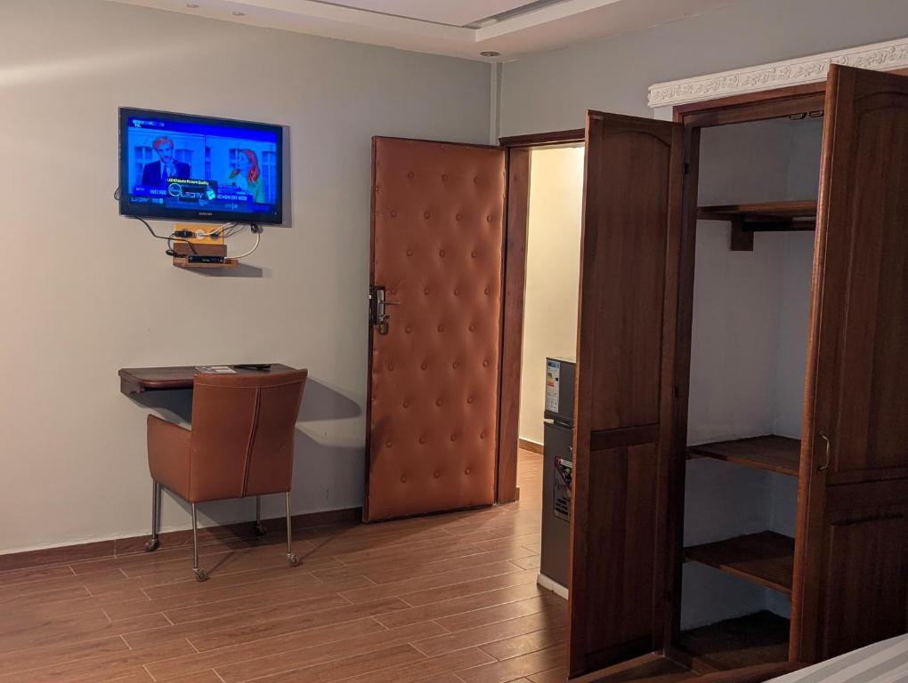 TV a/nebo společenská místnost v ubytování hôtel le CALOMA
