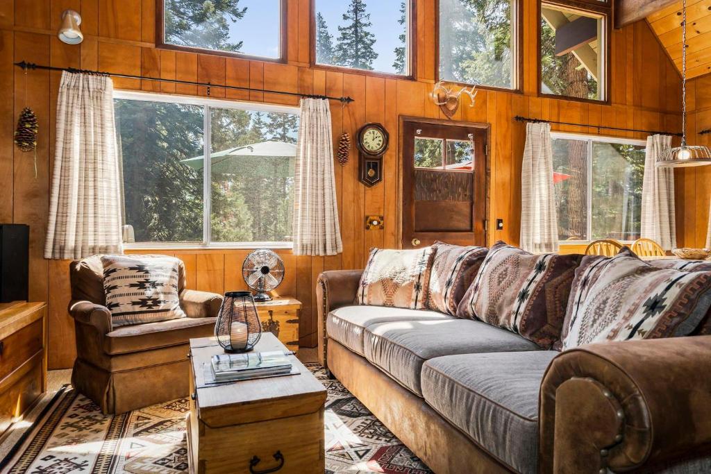 Posezení v ubytování Honey Bear Cabin