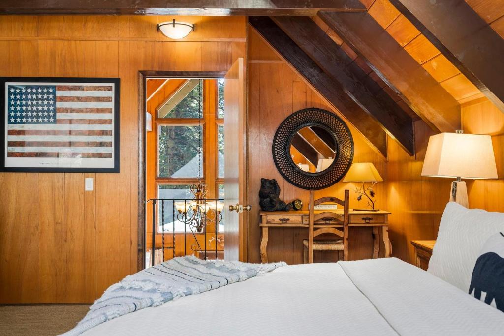 Postel nebo postele na pokoji v ubytování Honey Bear Cabin
