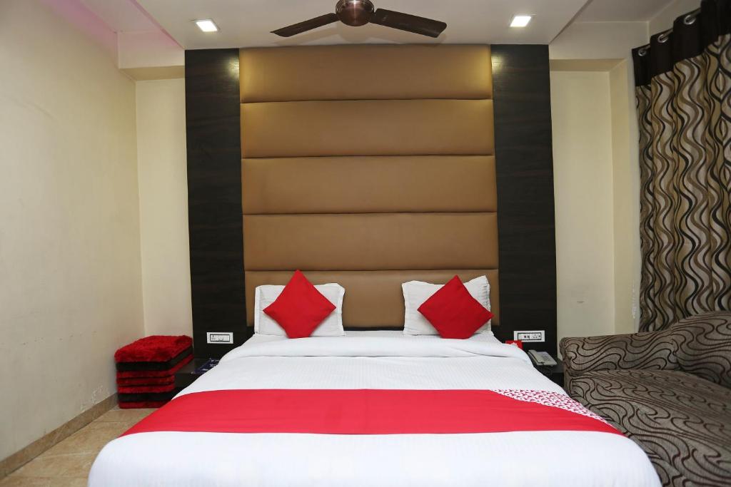 Postel nebo postele na pokoji v ubytování Hotel O Samrat