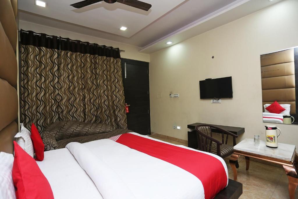 Postel nebo postele na pokoji v ubytování Hotel O Samrat