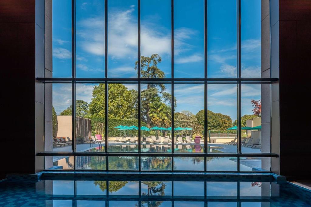 Bazén v ubytování Hilton Evian Les Bains nebo v jeho okolí