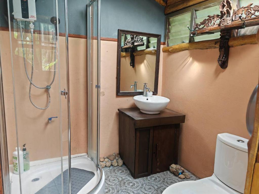 Koupelna v ubytování ธารทอง ลอดจ์ Tharnthong Lodge