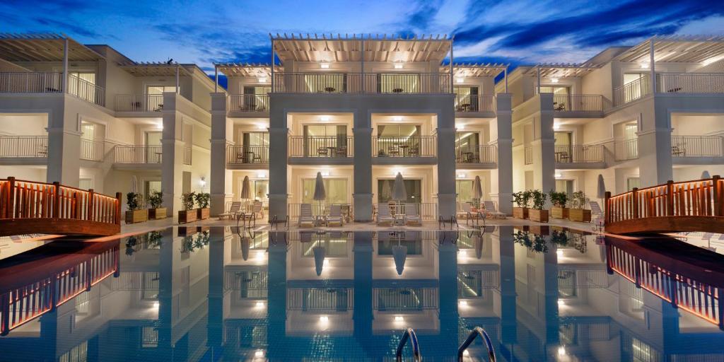 Bazén v ubytování Bellis Deluxe Hotel & Heated for Winter Aqua Park nebo v jeho okolí
