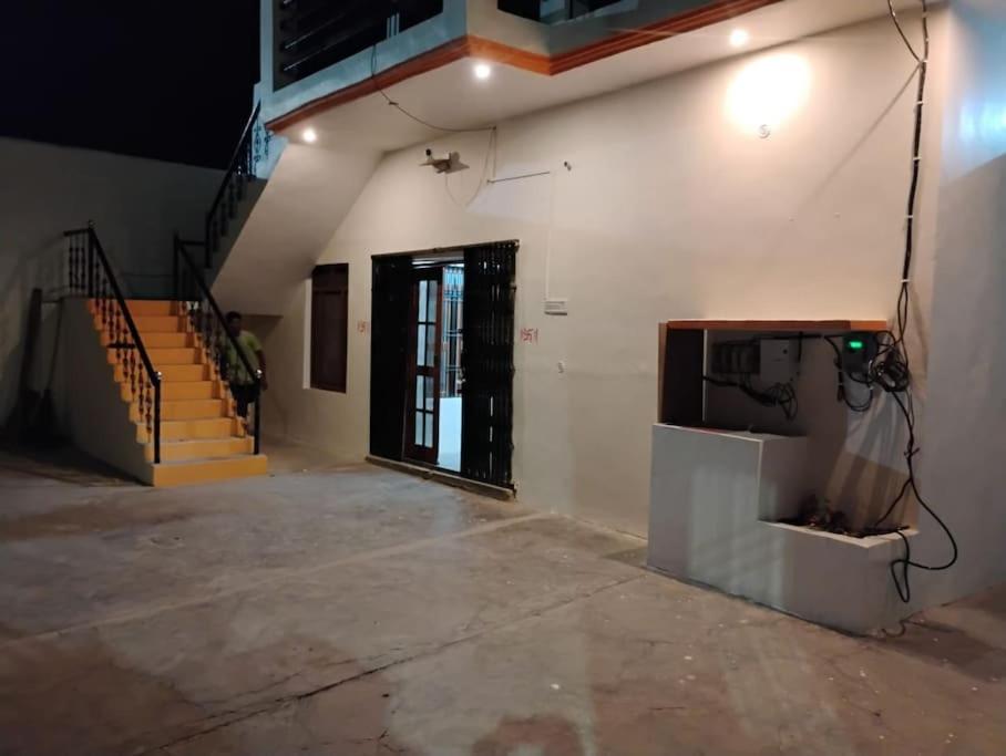 una habitación vacía con una escalera y un edificio en Pandey's Home, en Ayodhya