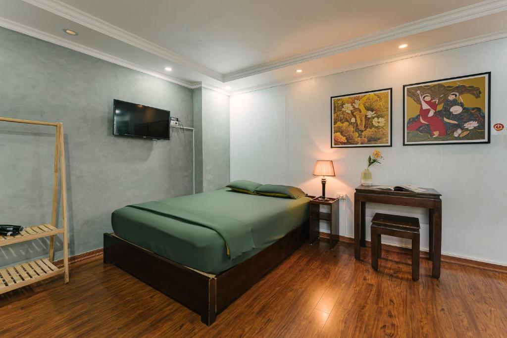 TV a/nebo společenská místnost v ubytování Ledrum House - 50m to Hoan Kiem lake