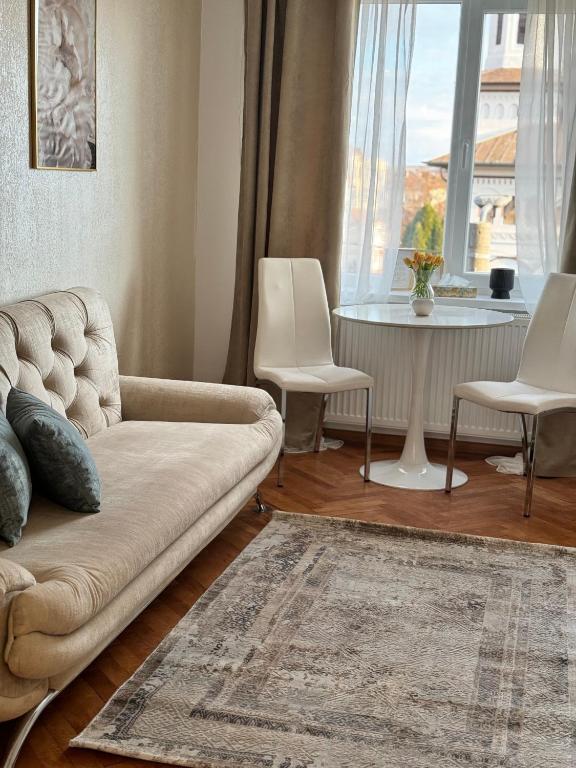 a living room with a couch and a table at Apartament ultracentral Tarnaveni in Tîrnăveni