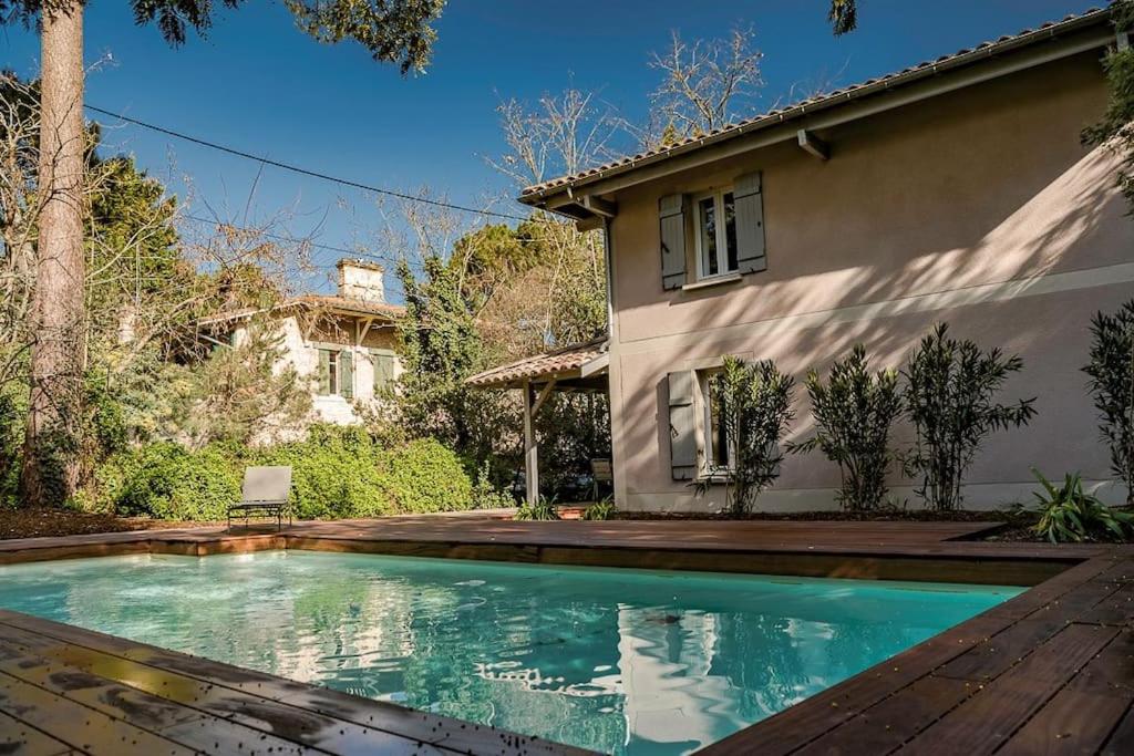 una piscina davanti a una casa di Villa Casa Julia au Moulleau PYLA SUR MER ad Arcachon