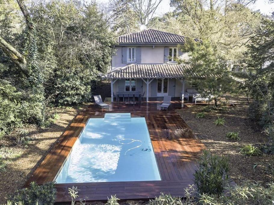 une vue aérienne d'une maison avec piscine dans l'établissement Villa Casa Anna au Moulleau PYLA SUR MER, à Arcachon