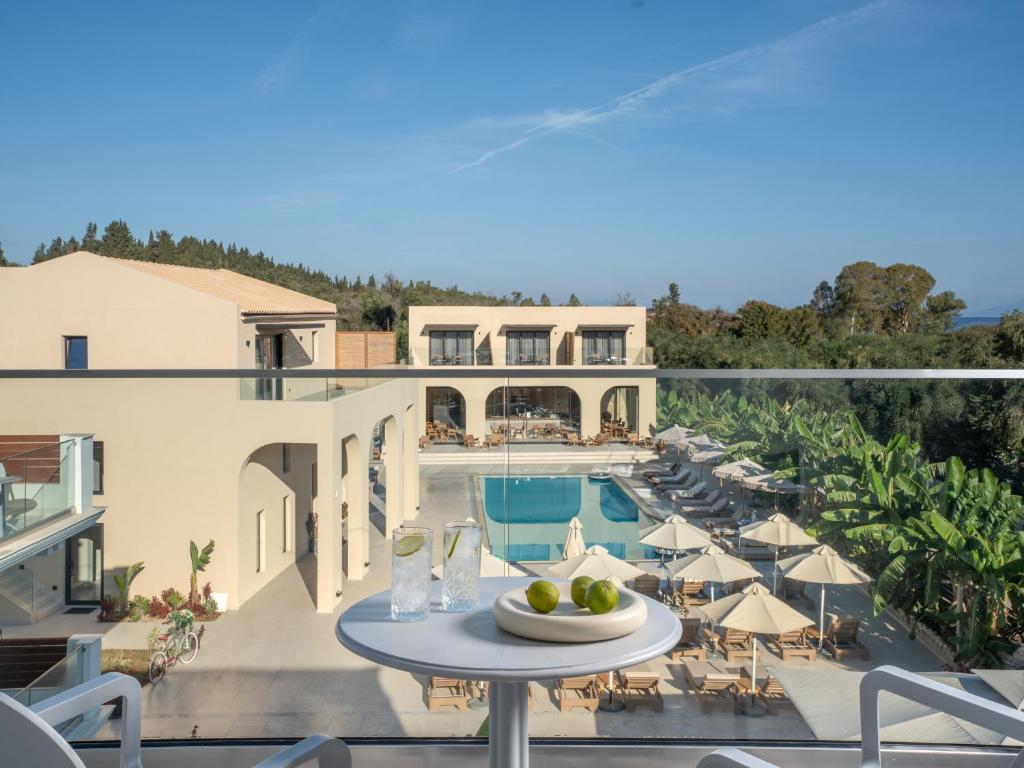 Bazén v ubytovaní Ekati Mare Lifestyle Resort alebo v jeho blízkosti