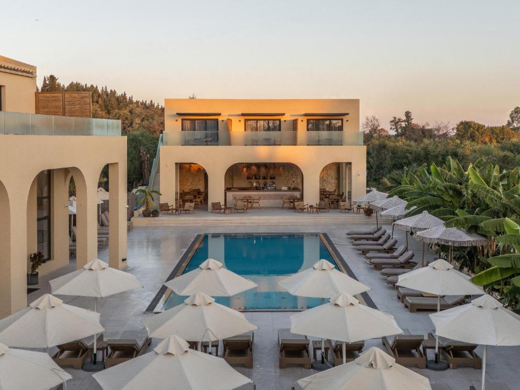 Bazén v ubytovaní Ekati Mare Lifestyle Resort alebo v jeho blízkosti