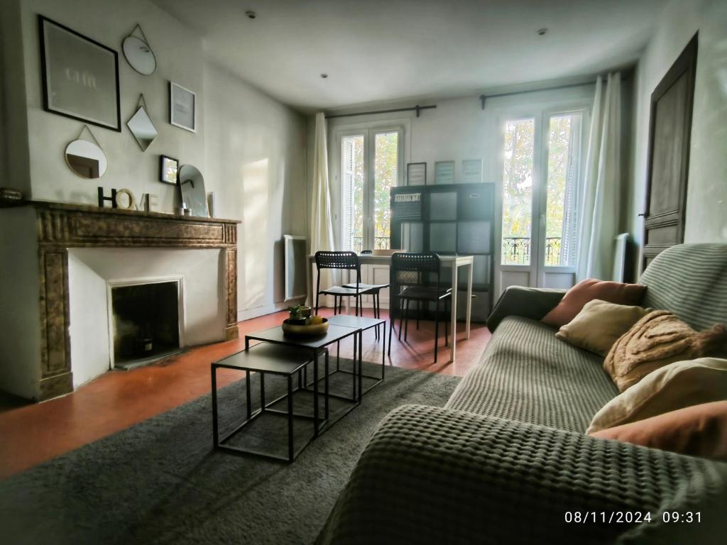 a living room with a couch and a fireplace at Nouveau ! T2 lumineux en centre ville in Aix-en-Provence