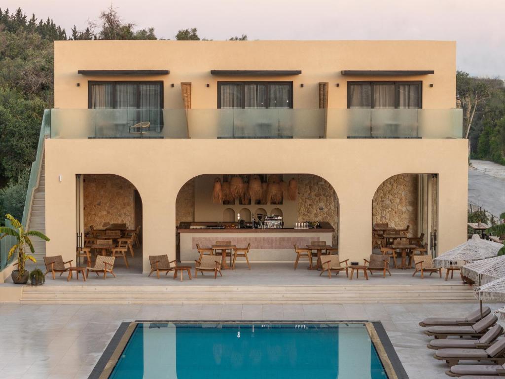 Bazén v ubytovaní Ekati Mare Lifestyle Resort alebo v jeho blízkosti