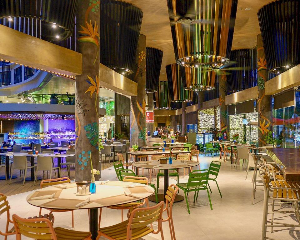 Um restaurante ou outro lugar para comer em Hue Hotels and Resorts Boracay Managed by HII