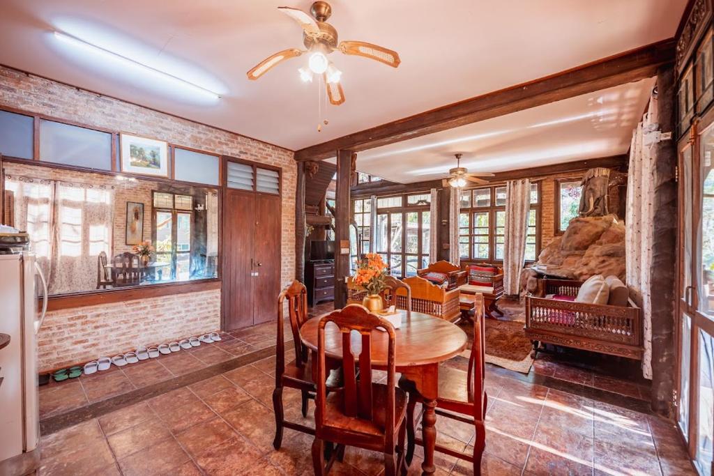Posezení v ubytování ธารทอง ลอดจ์ Tharnthong Lodge