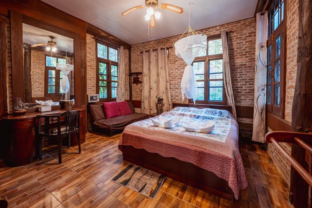 Postel nebo postele na pokoji v ubytování ธารทอง ลอดจ์ Tharnthong Lodge