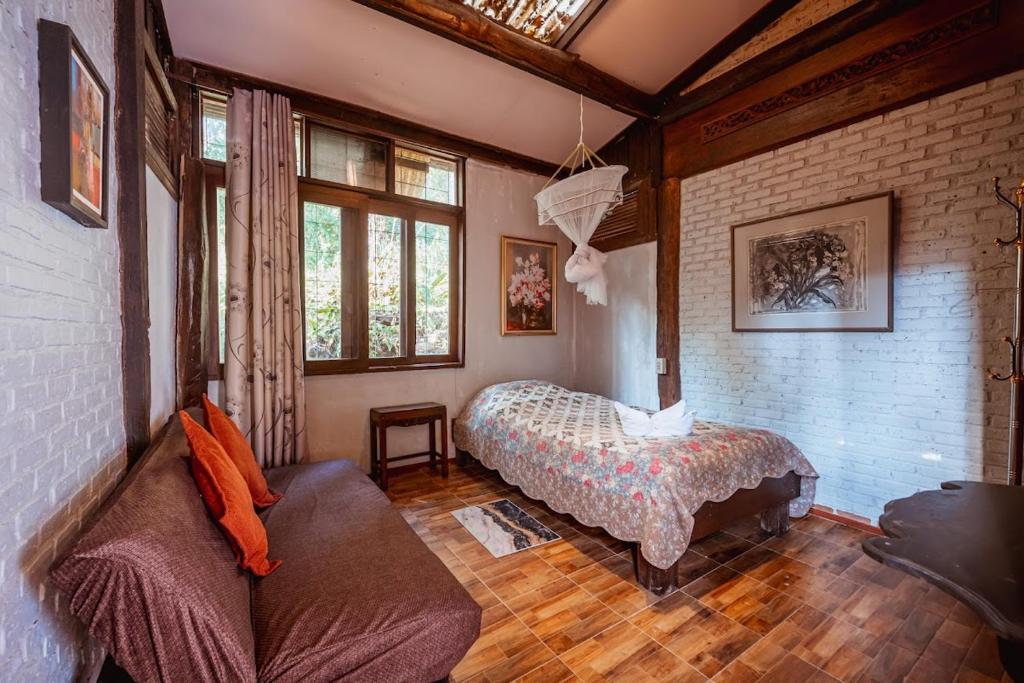 Postel nebo postele na pokoji v ubytování ธารทอง ลอดจ์ Tharnthong Lodge