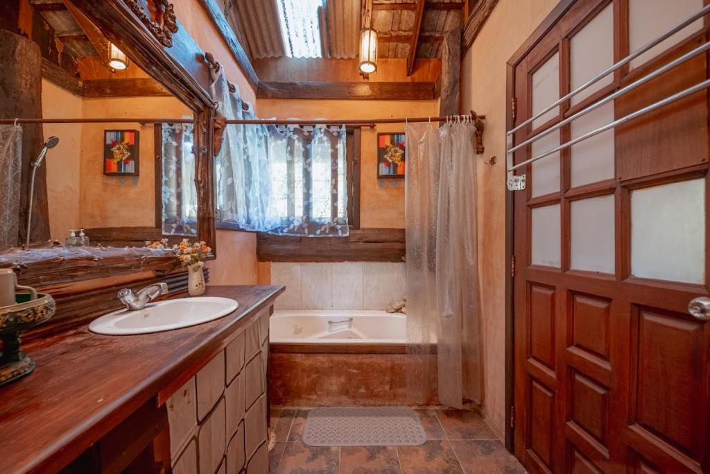 Koupelna v ubytování ธารทอง ลอดจ์ Tharnthong Lodge