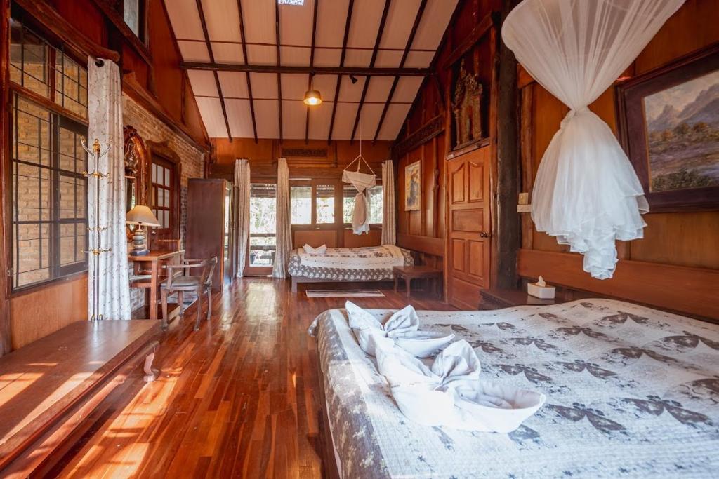 Postel nebo postele na pokoji v ubytování ธารทอง ลอดจ์ Tharnthong Lodge