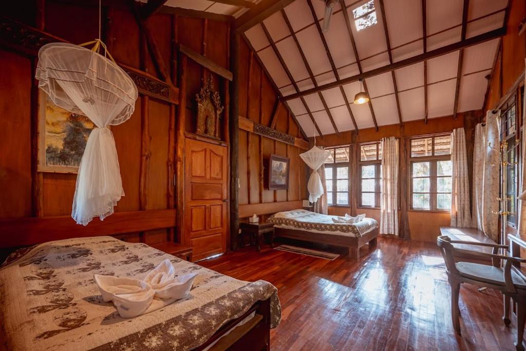 Postel nebo postele na pokoji v ubytování ธารทอง ลอดจ์ Tharnthong Lodge
