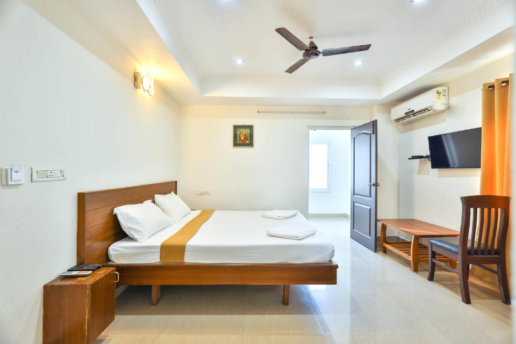 Postel nebo postele na pokoji v ubytování Hotel Golden Bliss