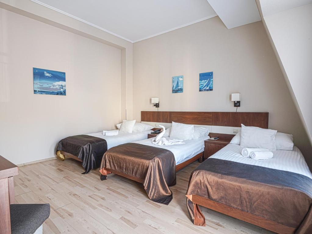 Holiday Beach Budapest Wellness Hotel with Sauna Park - Double Or Twin Room With Extra Bed