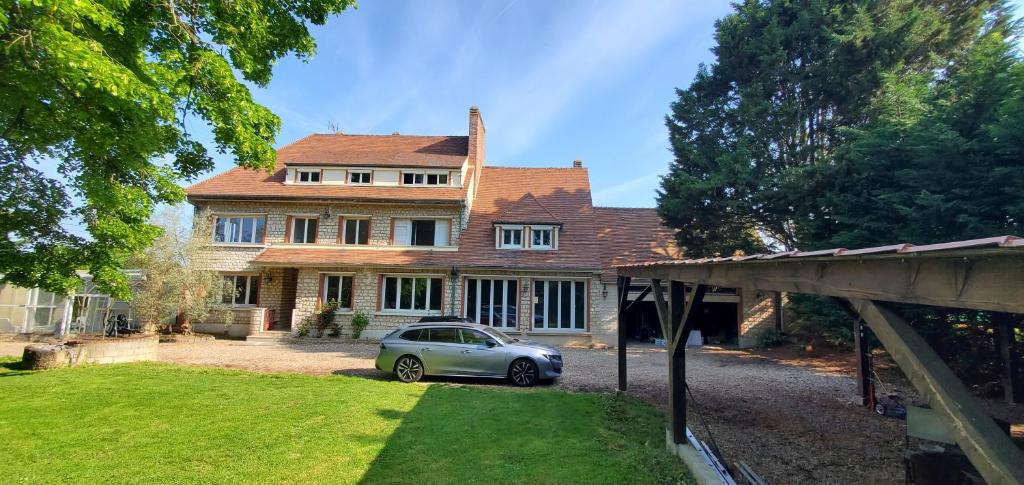 une maison avec une voiture garée devant dans l'établissement Villa Evasion, à Louviers