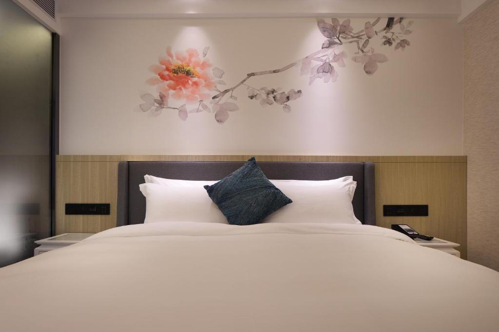 Postel nebo postele na pokoji v ubytování Paco Hotel Guangzhou Jiangtai Road Metro Branch