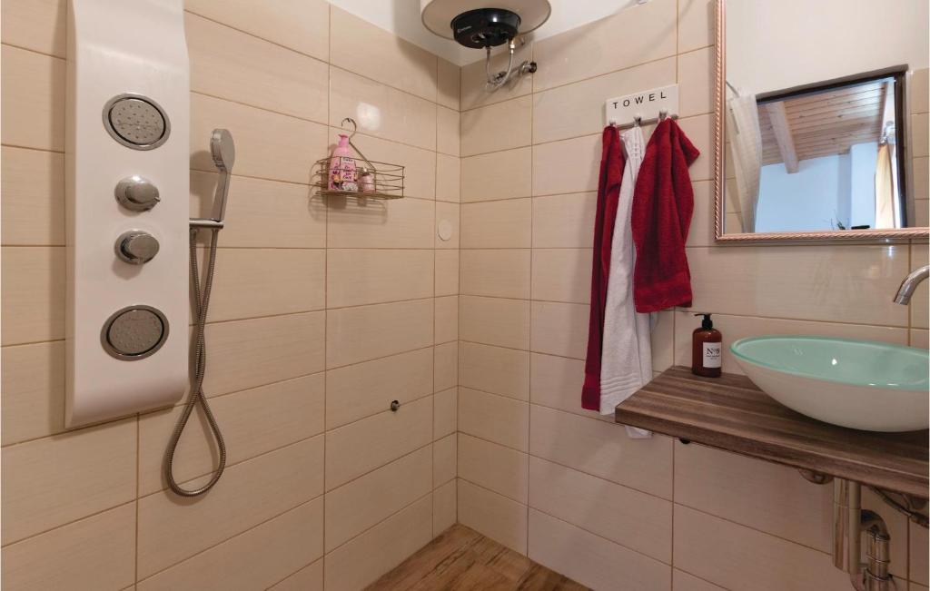 Koupelna v ubytování Two-Bedroom Holiday Home In Valtura