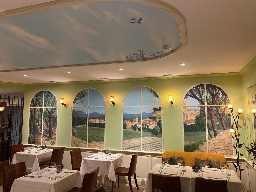 Restaurace v ubytování Logis Hôtel La Bastide De Grignan & Restaurant "La Chênaie"