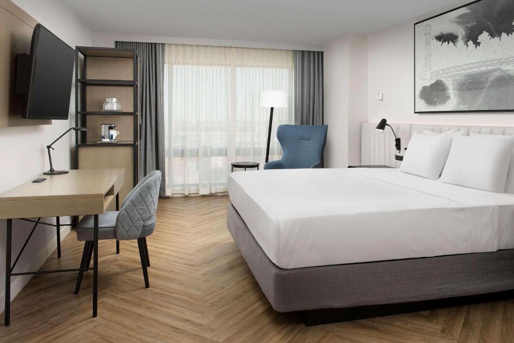 Postel nebo postele na pokoji v ubytování Radisson Blu Fargo