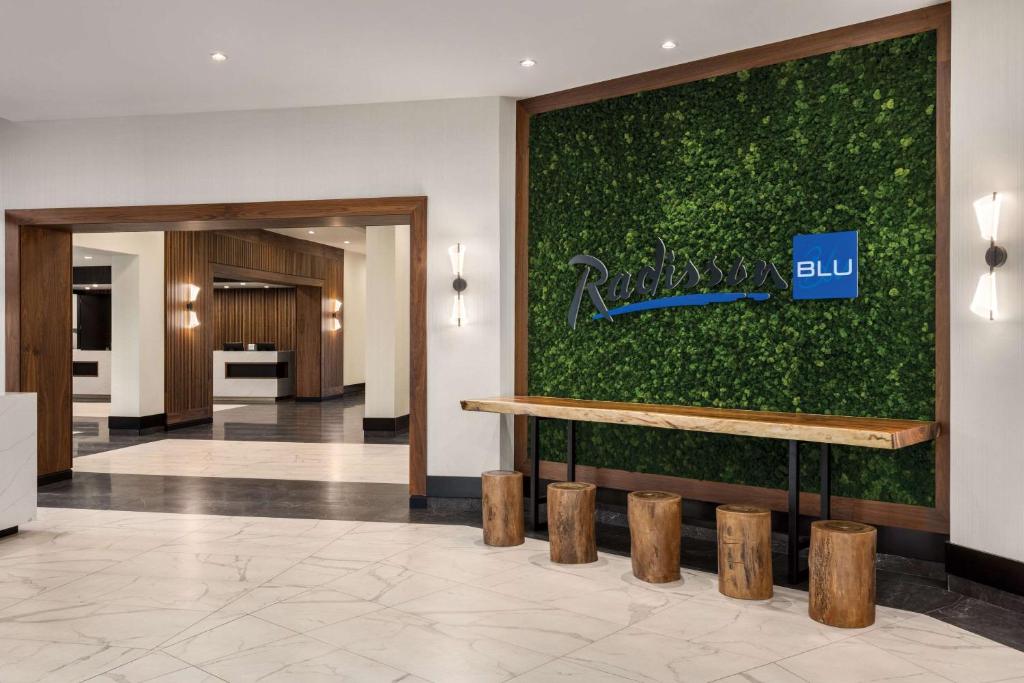 Vstupní hala nebo recepce v ubytování Radisson Blu Vancouver Airport Hotel & Marina